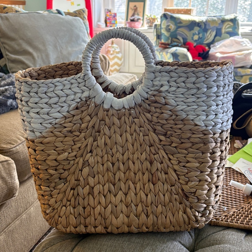 Woven Two-Tone Seagrass Beach/ Tote Bag in Natural & White